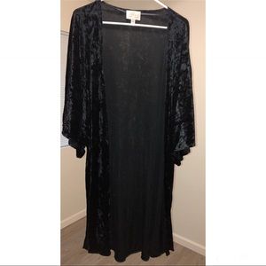 Black, velvet Hinge kimono